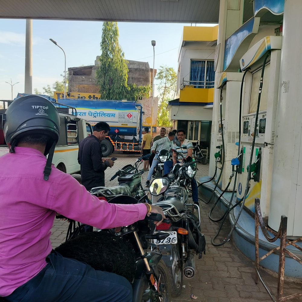 अफवाहों से आगर मालवा में पेट्रोल पंपों पर भीड़:कुछ पंपों पर स्टॉक खत्म, कानड़ में मारपीट; आपूर्ति सामान्य