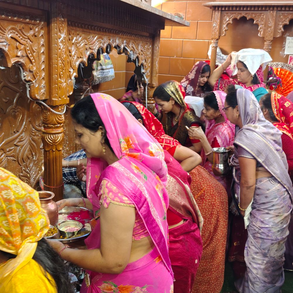 राजगढ़ में शीतला माता को लगा ठंडे पकवानों का भोग:कढ़ी, पुए और चने की थालियां लेकर मंदिर पहुंचीं महिलाओं ने की पूजा