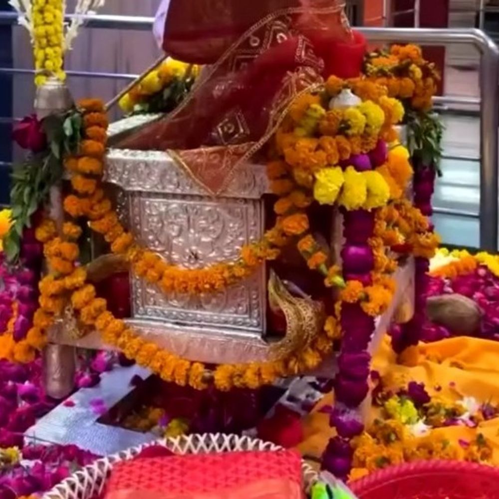 प्रयागराज अलोप शंकरी मंदिर में उमड़ी भक्तों की भीड़:चैत्र नवरात्रि के पहले दिन मां शैलपुत्री स्वरूप का विशेष श्रृंगार
