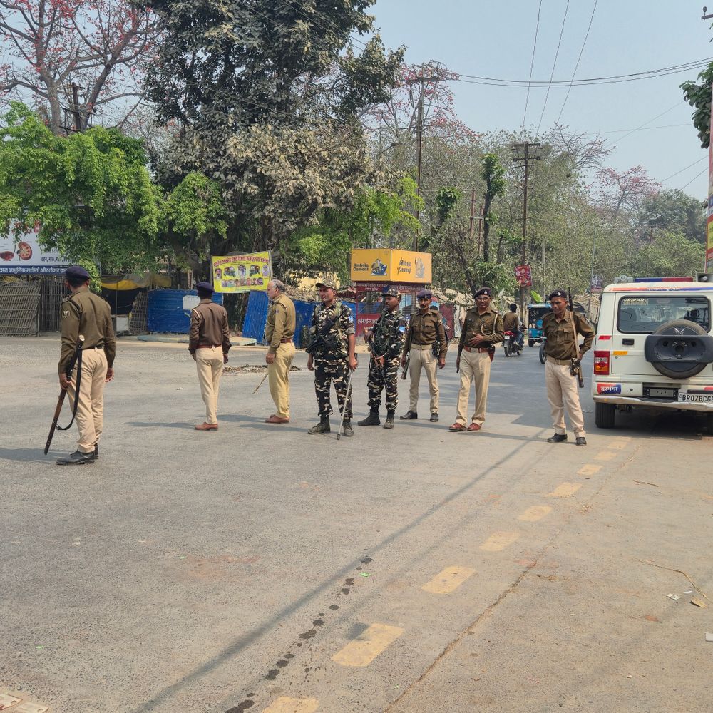 दरभंगा में होली पर सड़कें, बाजार सूने:स्टेशन पर भी कम भीड़, सामान्य चहल-पहल से अलग दिखा नजारा