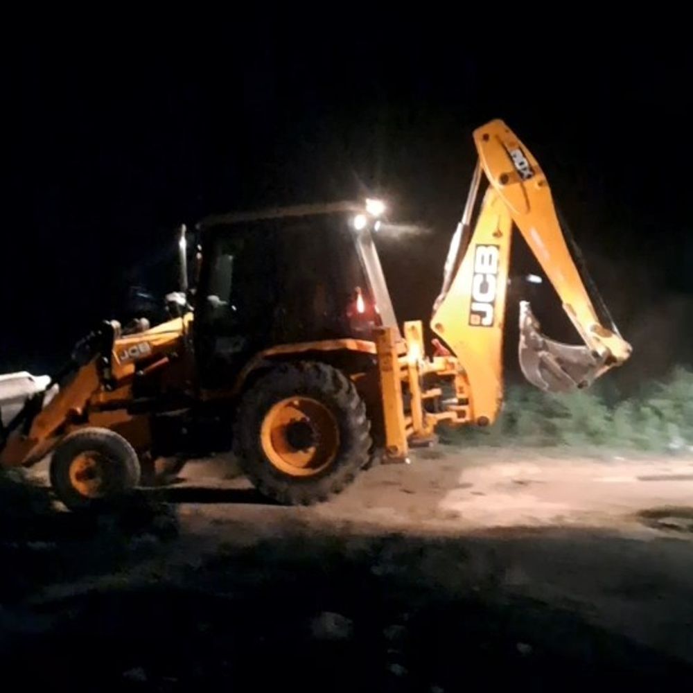 मृत गोवंश खुले में मिले, बजरंग दल का प्रदर्शन:कार्रवाई न होने तक शव दफनाने से इनकार, अफसरों से नोकझोंक
