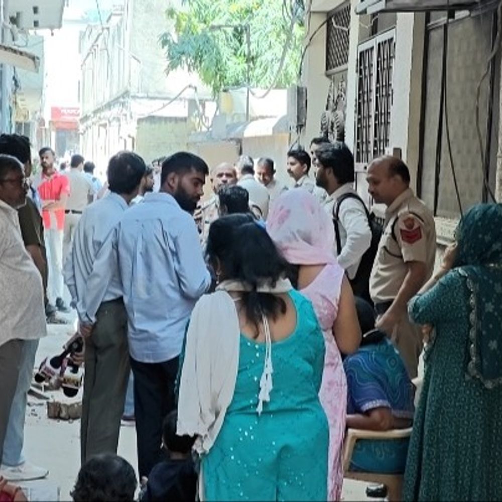 घर की छत ढहने से गर्भवती महिला समेत दो घायल:गुरुग्राम में मकान तोड़ते समय हादसा, स्थानीय लोगों ने पहुंचाया अस्पताल