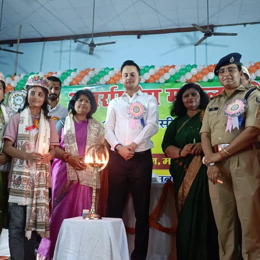 मधुबनी में महिला दिवस कार्यक्रम का उद्घाटन:DM आनंद शर्मा ने एक्सीलेंट परफॉर्म करने वाली महिलाओं को सम्मानित किया