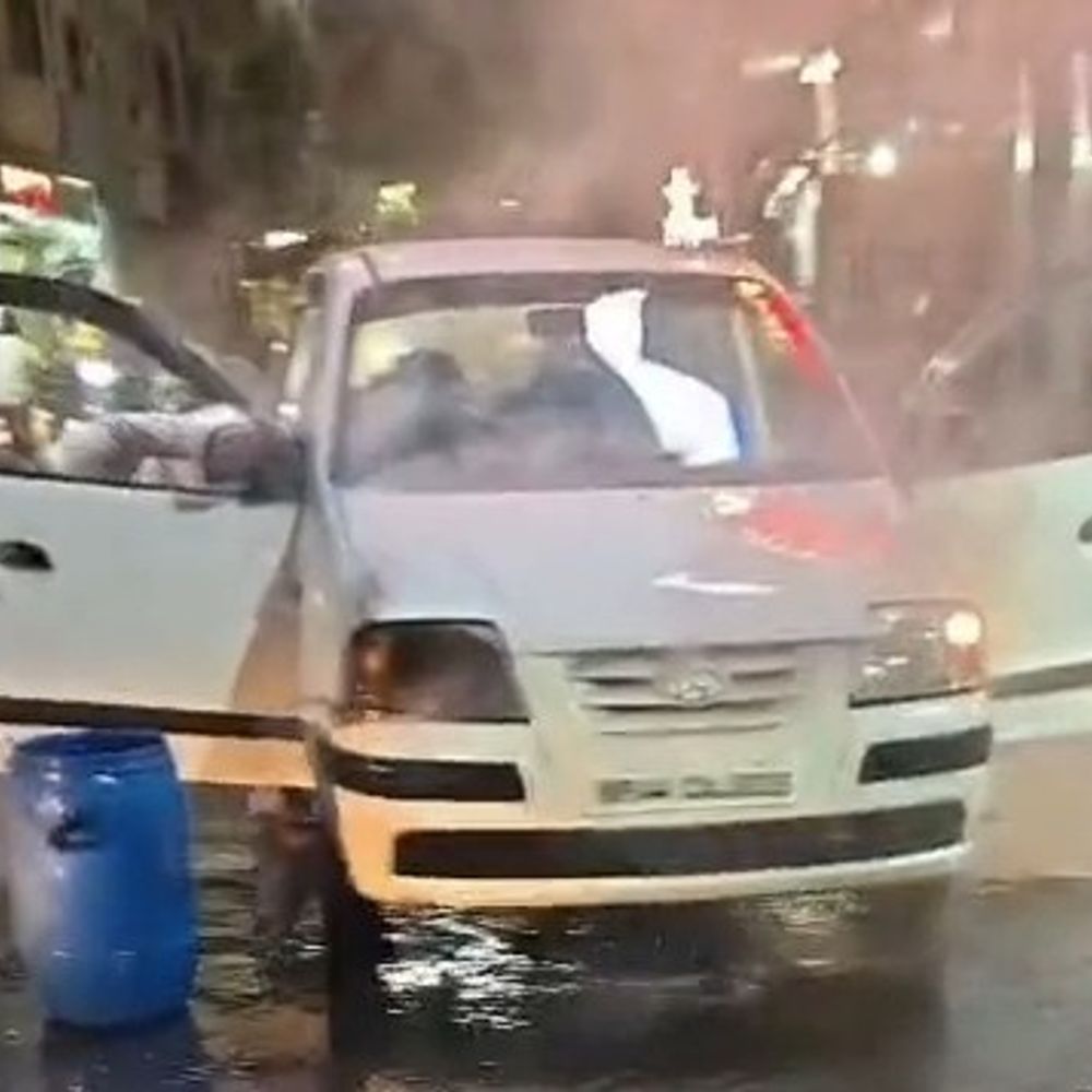 मंदसौर में चलती कार में लगी आग:ईद की खरीदारी के लिए जा रहा था परिवार, शॉर्ट सर्किट की आशंका