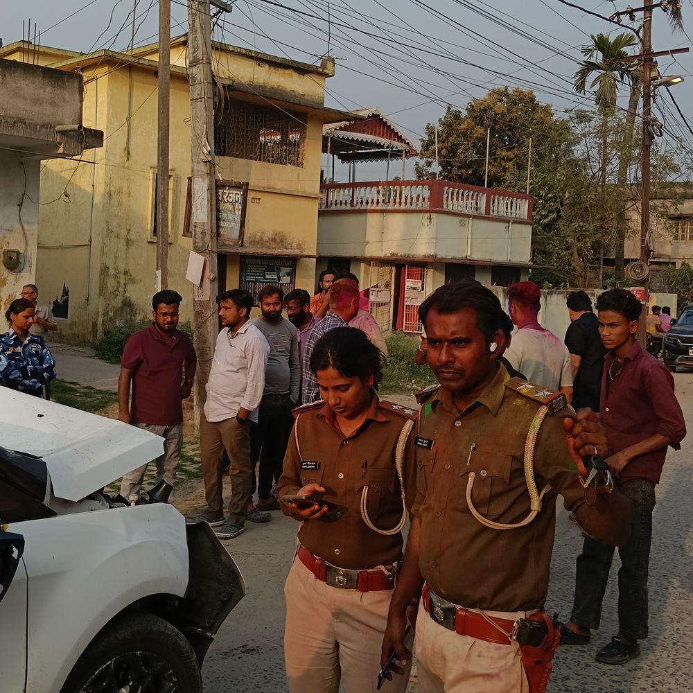 बीजेपी का झंडा लगे कार ने युवक को मारी टक्कर:पूर्णिया में घर के बाउंड्री वॉल से टकराई, फिर पैदल चल रहे युवक को मारा धक्का