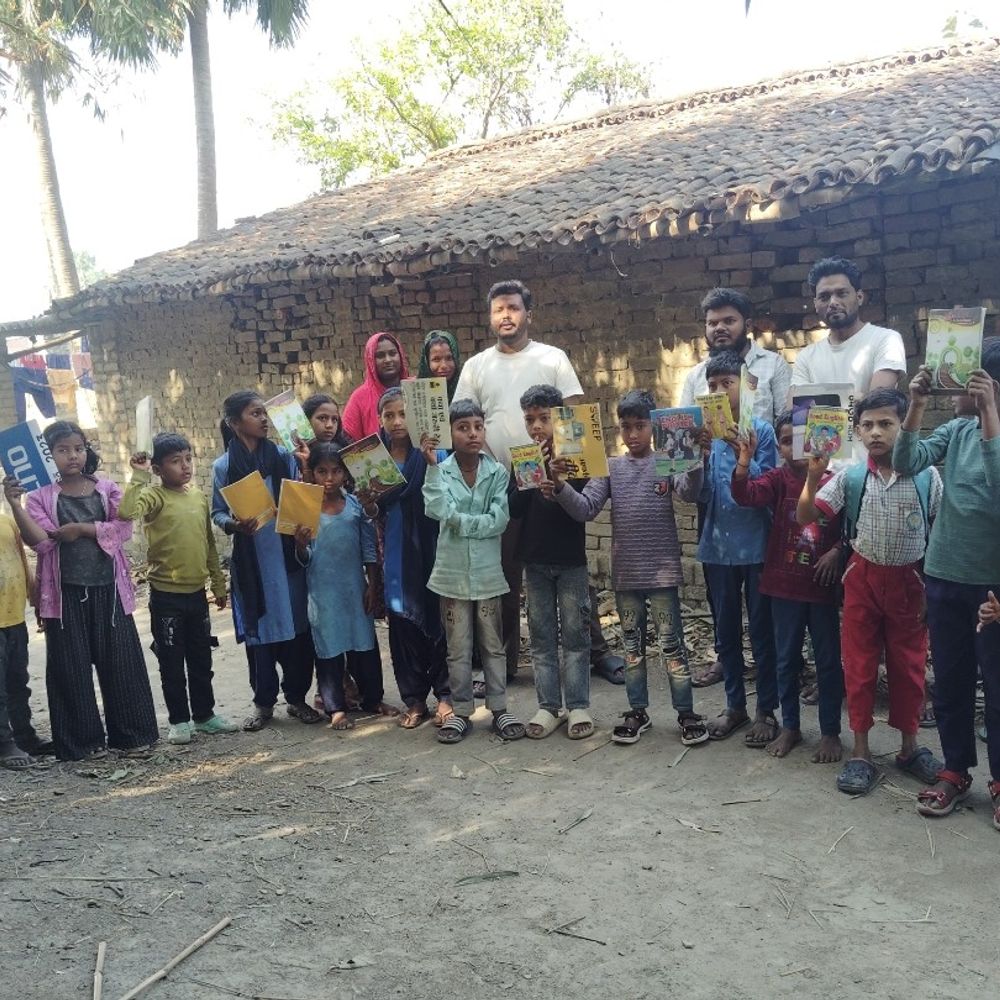 बेगूसराय में ABVP कार्यकर्ता ने बांटीं शिक्षण सामग्री:अझौर पंचायत के जरूरतमंद बच्चों को मिला लाभ