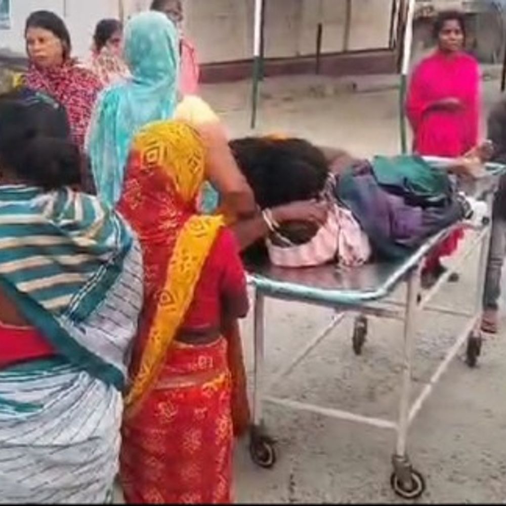 एंबुलेंस की टक्कर से ई-रिक्शा चालक की मौत:2 महिला श्रद्धालु हुए घायल, सुल्तानगंज रेलवे स्टेशन से गंगा स्नान करने जा रहीं थीं