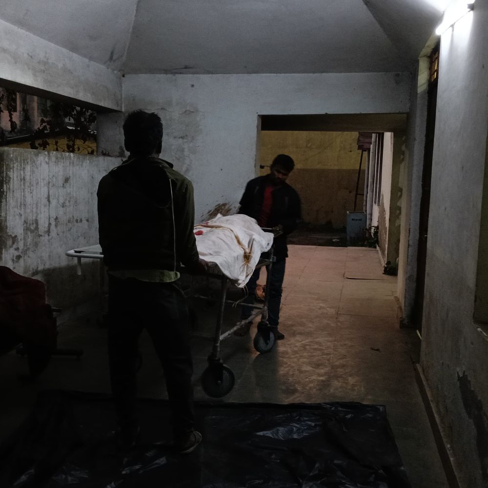 निर्माणाधीन पुल के गड्ढे में गिरने से शख्स की मौत:साइकिल से श्राद्ध भोज में शामिल होने गए थे, लोहे की छड़ शरीर में धंसी