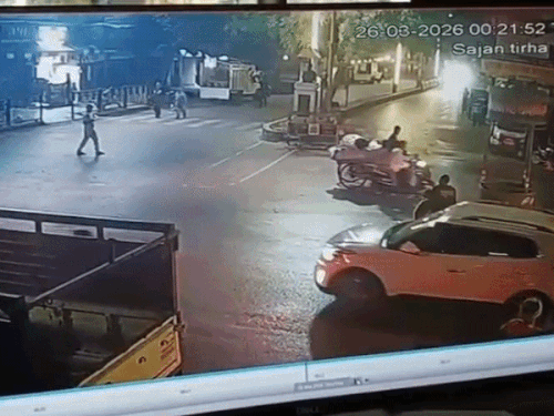 वाराणसी में बेकाबू कार ने राहगीरों को मारी टक्कर:CCTV में कैद हुई घटना,4 हुए घायल,पुलिस चालक की तलाश में जुटी