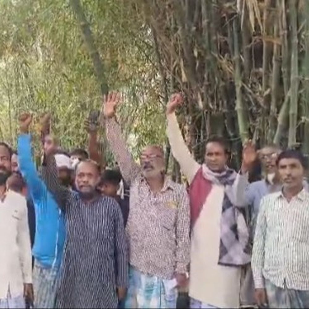 नशा-जुआ के खिलाफ ग्रामीणों का प्रदर्शन:पूर्णिया में लोग बोले- गांव में शराब-गांजा का धंधा तेजी से बढ़ रहा, आंदोलन की दी चेतावनी