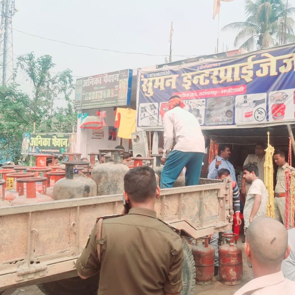 सुपौल में गैस सिलेंडर की कालाबाजारी पर कार्रवाई:अवैध रूप से जमाकर बेचने की तैयारी विफल, 108 सिलेंडर जब्त