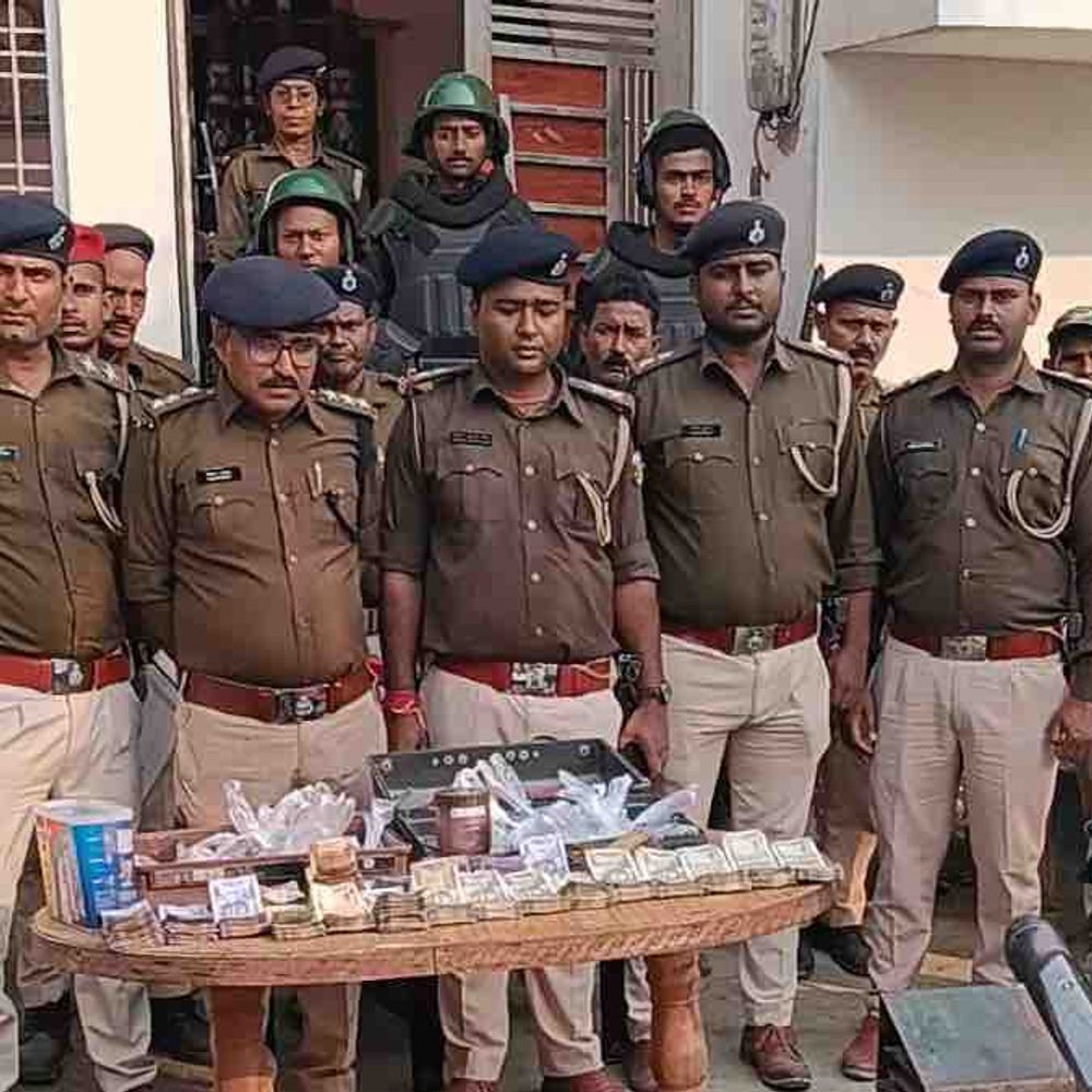 मोतिहारी में शराब बनाने वाले गिरोह का पर्दाफाश:दो गिरफ्तार, साढ़े छह लाख नकद और उपकरण जब्त, पुलिस का विशेष अभियान जारी