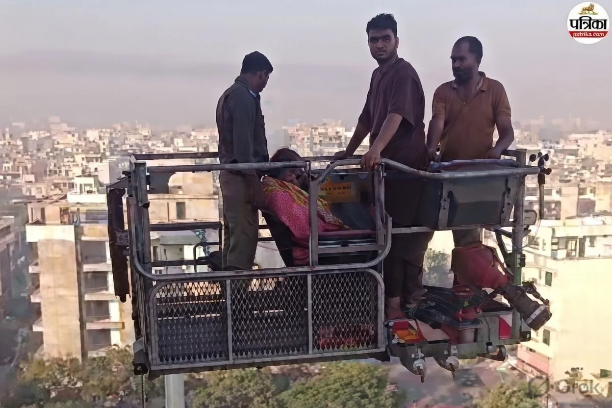 जयपुर की 10 मंजिला बिल्डिंग में लगी आग: छत पर फंसे 8 लोग, बुजुर्ग महिला का क्रेन से हुआ रेस्क्यू, फ्लैट्स में थे करीब 200 लोग