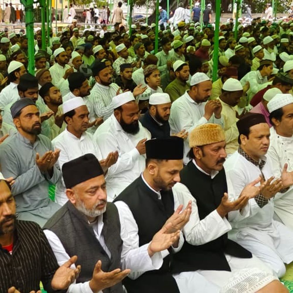 संभल की 765 मस्जिदों में अलविदा जुमे की नमाज अदा:हिंसा के बाद पहली बार शाही जामा मस्जिद पहुंचे सपा सांसद, भाईचारे का पैगाम दिया