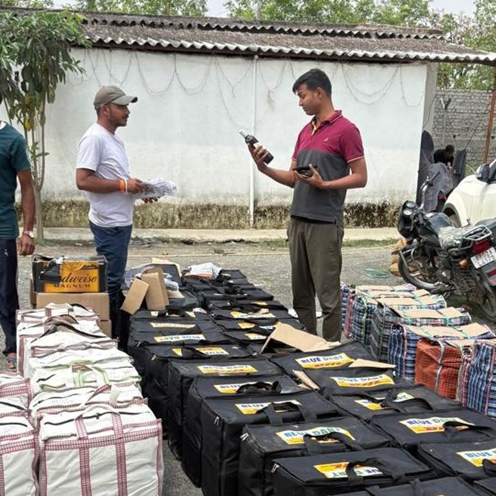 1325 लीटर अवैध शराब के साथ दो तस्कर गिरफ्तार:झारखंड से पटना लाई जा रही थी खेप, गयाजी में पिकअप वैन जब्त