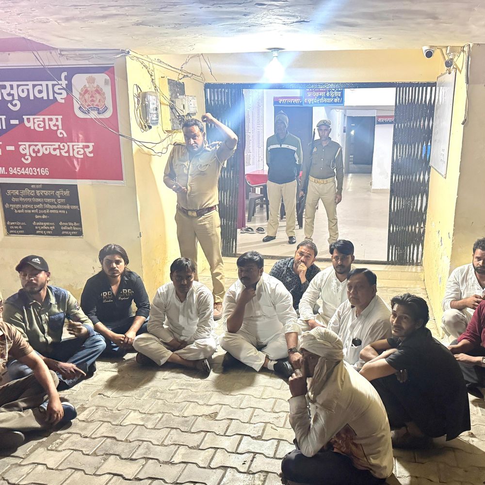 कार्यकर्ता से पुलिस की बदतमीजी पर भड़के कांग्रेस जिलाध्यक्ष:बुलंदशहर में रात में थाने के सामने दिया धरना, पुलिस ने छोड़ा; मारपीट का आरोप