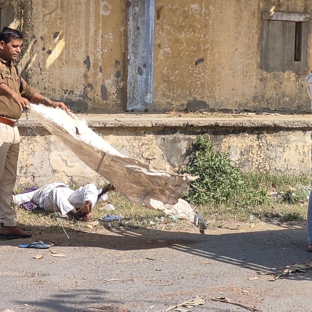फतेहाबाद के वेयर हाउस में मिला व्यक्ति का शव:3-4 दिन पुरानी डेडबॉडी, दुर्गंध फैलने पर लोगों ने बुलाई पुलिस