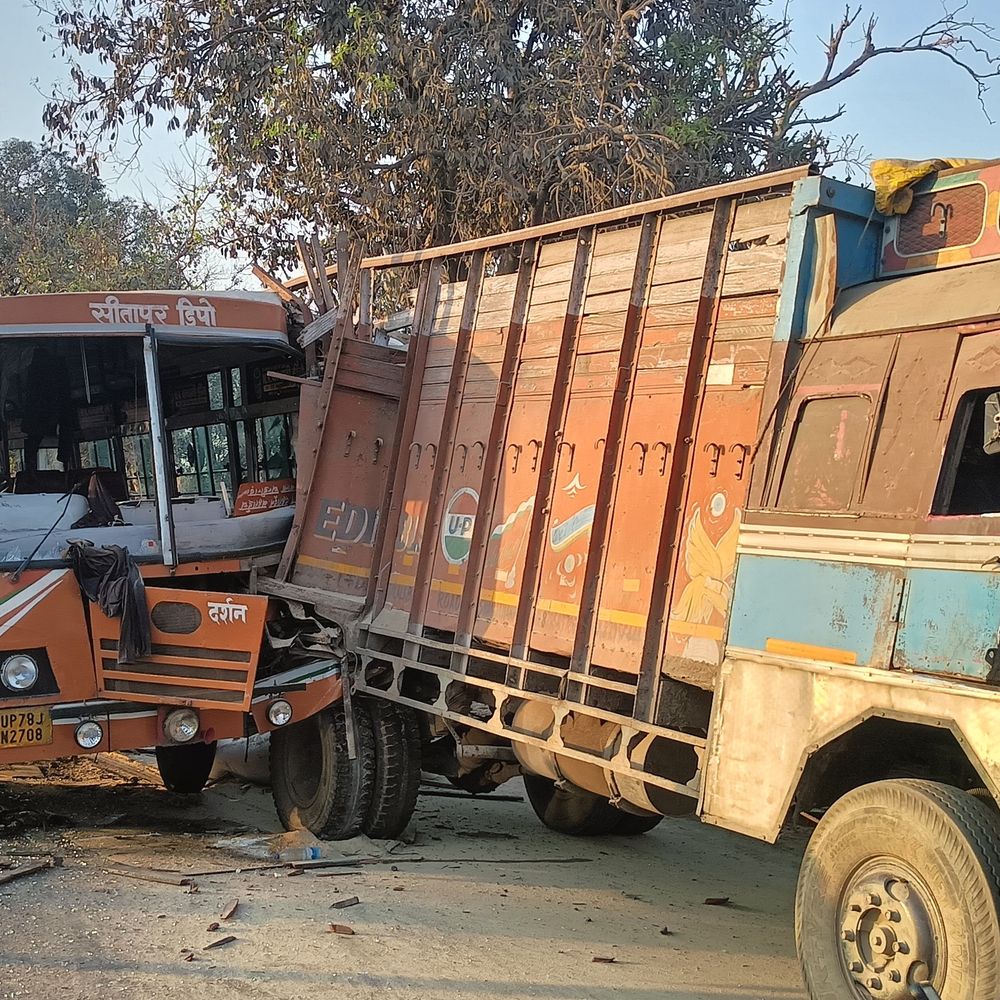 खड़े ट्रक में घुसीं दो रोडवेज बसें, 29 यात्री घायल:शाहजहांपुर में हाईवे पर दो रोडवेज बसें ट्रक से टकराईं, तीन मेडिकल कॉलेज रेफर