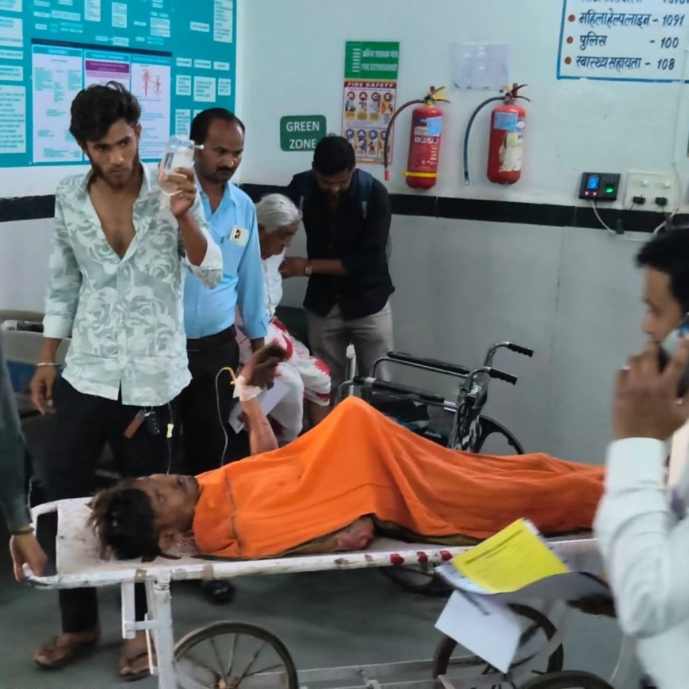 हाईटेंशन लाइन की चपेट में आया हार्वेस्टर, युवक झुलसा:छतरपुर में खेत में लगी आग, फसल को भी नुकसान