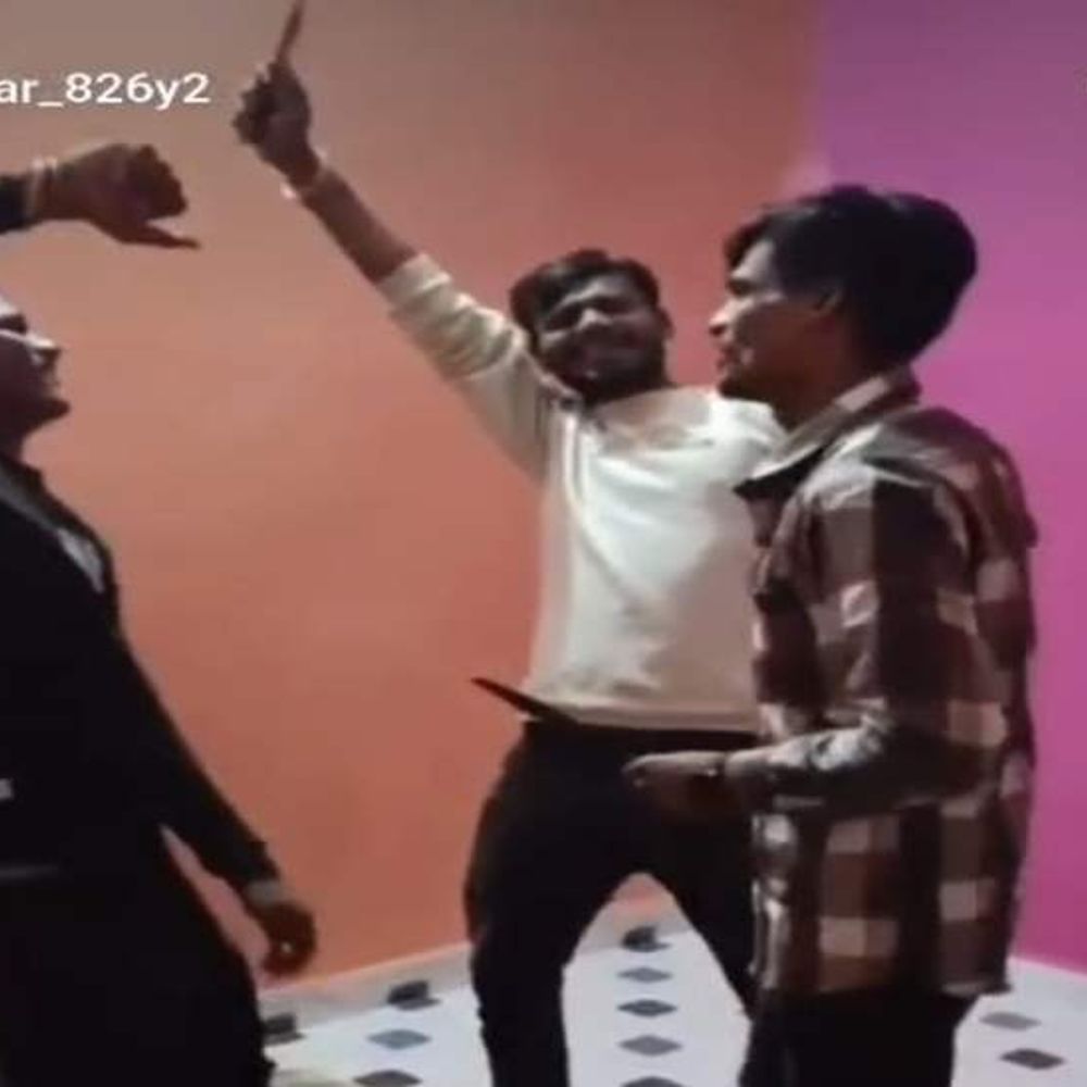 इंदौर में चाकू-तलवार लेकर नाचे युवक, अपलोड किया VIDEO:बाणगंगा के युवकों ने खुलेआम किया हथियारों का प्रदर्शन; पुलिस जांच में जुटी