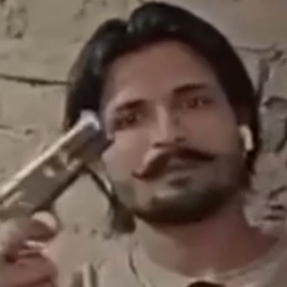 तरनतारन में युवक ने थाने में पिस्तौल लहराया:सोशल मीडिया पर वायरल, एसएसपी के आदेश पर केस दर्ज; थानेदार निलंबित