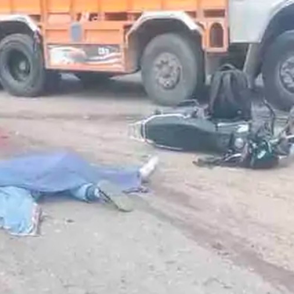 हादसे में बाइक सवार की मौत, एक घंटे तक सड़क पर पड़ा रहा शव