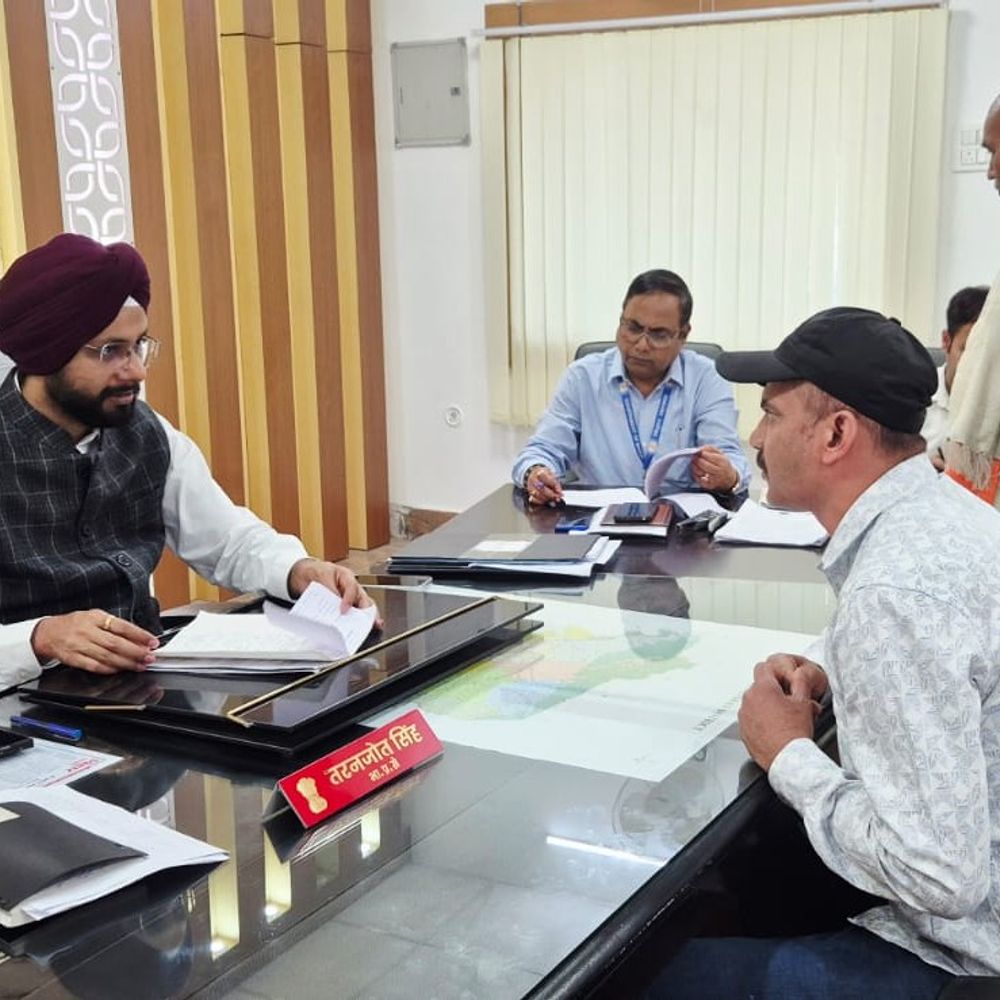 बेतिया में ‘सबका सम्मान–जीवन आसान’ जनसुनवाई:35 शिकायतों पर त्वरित निपटारा, जिलाधिकारी ने अधिकारियों को निर्देश, भूमि, पेंशन, बिजली-पानी समेत सभी मुद्दों पर फोकस