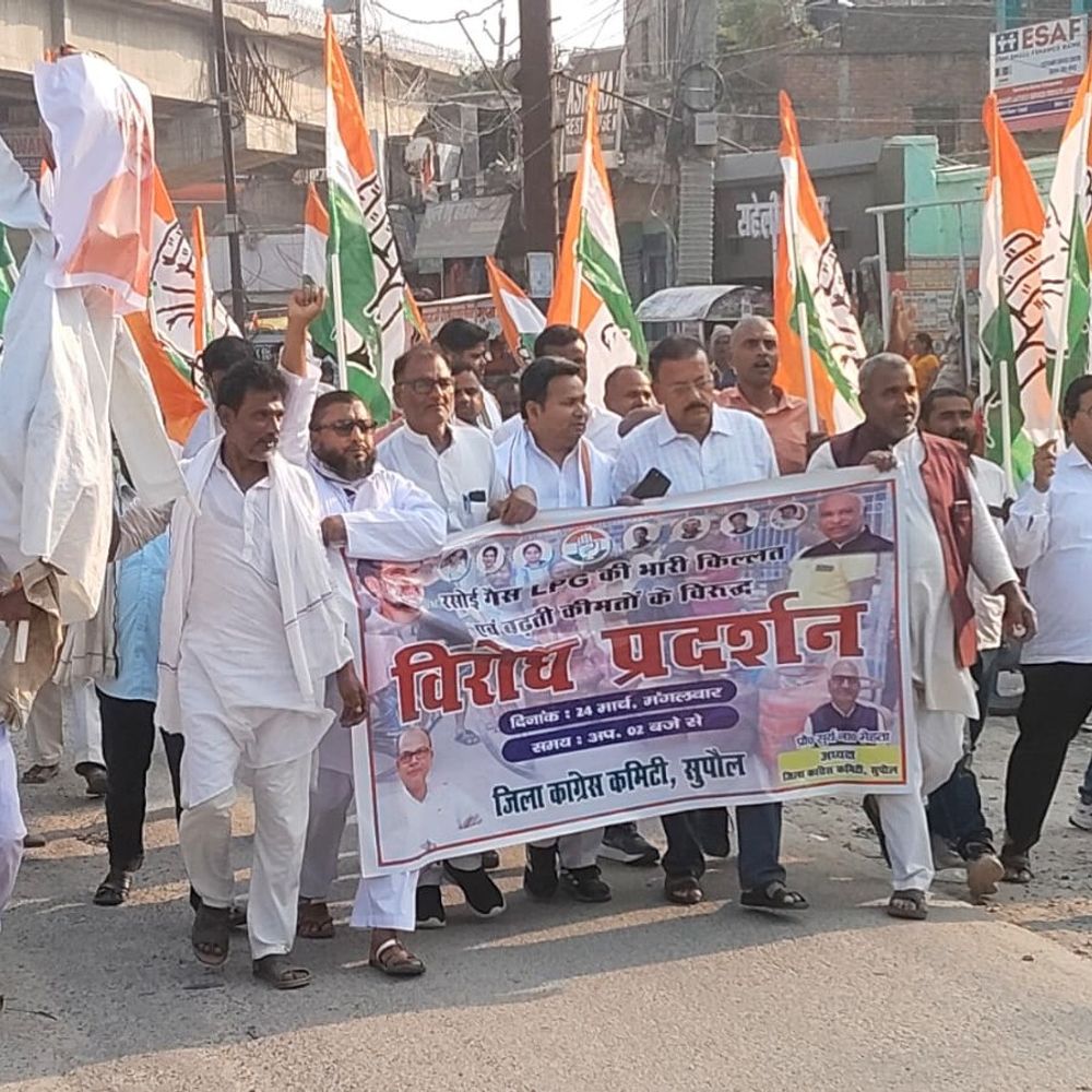 सुपौल में गैस किल्लत पर कांग्रेस का प्रदर्शन:PM का पुतला दहन, कालाबाजारी का आरोप, आंदोलन तेज करने की चेतावनी