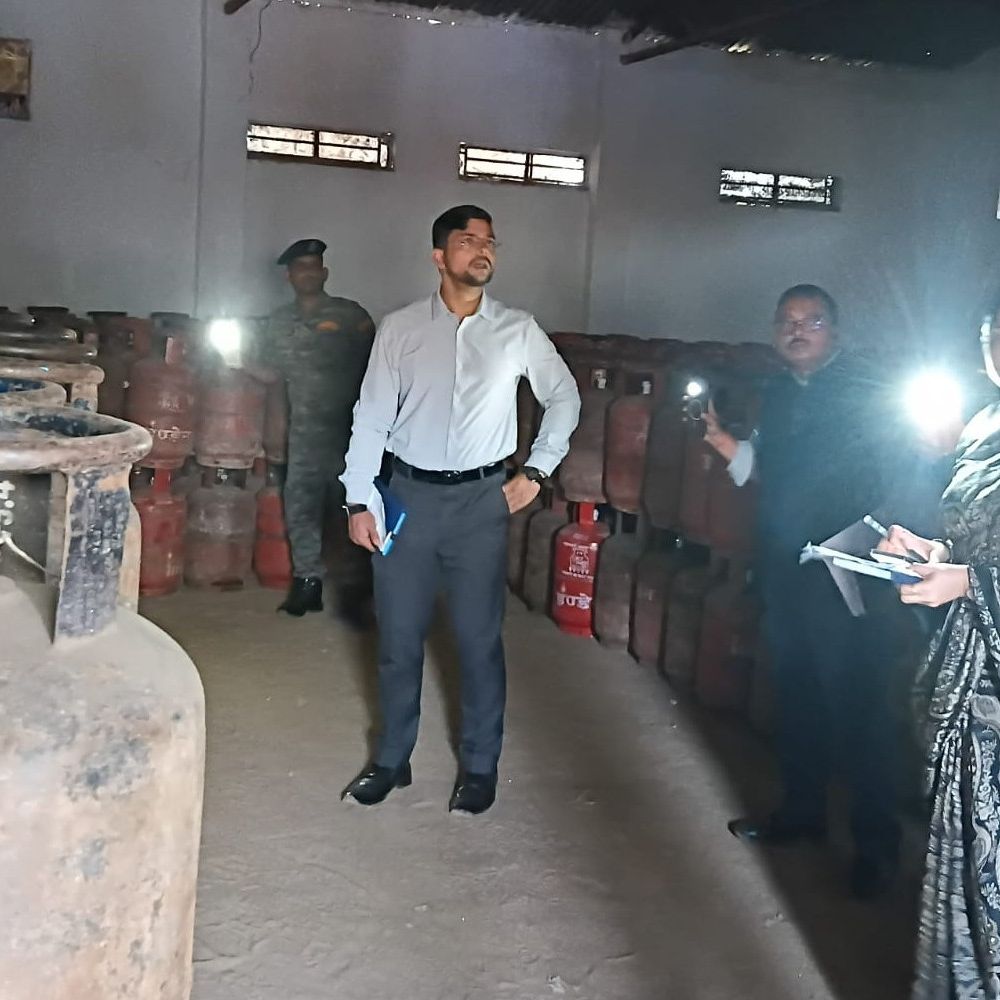 पूर्णिया में एक दिन में 7550 गैस सिलेंडर की डिलीवरी:स्टॉक 25 हजार से ज्यादा, प्रशासन अलर्ट; 71 गैस एजेंसियों पर प्रशासन की नजर