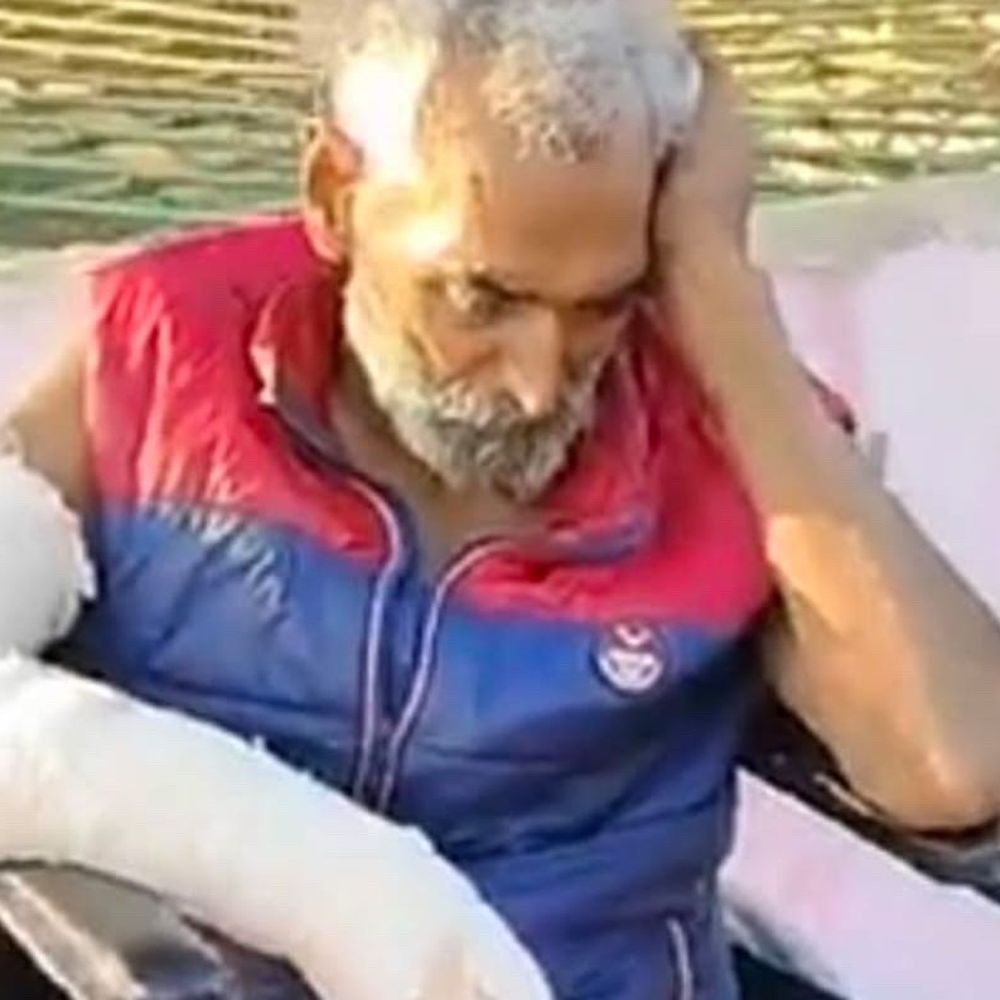 बरनाला में दिव्यांग की संदिग्ध हालात में मौत:घायल अवस्था में टेंपो चालक व्हीलचेयर पर छोड़ गया, लोगों ने चारपाई पर लिटाया, परिजनों का कार्रवाई से इनकार