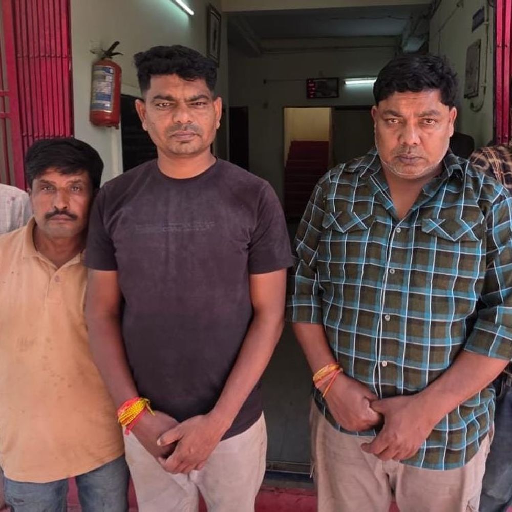 धमतरी में नागेश्वर मंदिर के पास जुआ खेलते 5 गिरफ्तार:आरोपियों से 1.68 लाख रुपए से अधिक का सामान जब्त