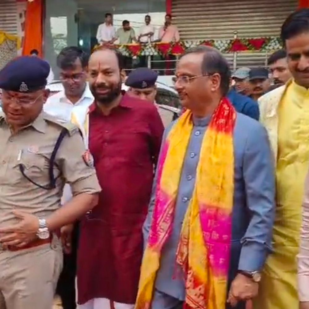 रायबरेली राम कथा में पूर्व डिप्टी सीएम दिनेश शर्मा पहुंचे:राजन जी महाराज से मुलाकात कर आशीर्वाद लिया