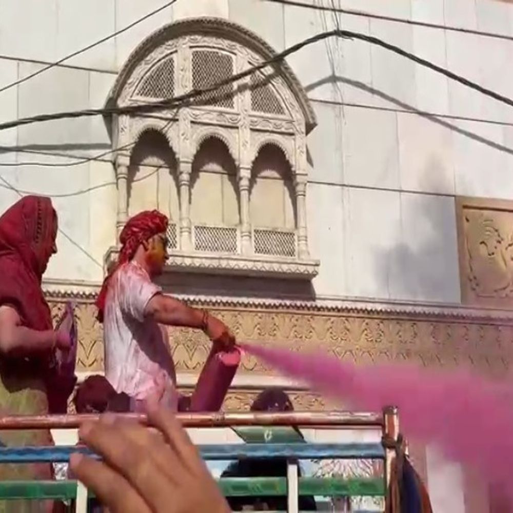 होली के रंग में रंगे पुंडरीक गोस्वामी:वृंदावन में निकाली रंगीली शोभायात्रा, भक्तों के साथ खेली जमकर होली