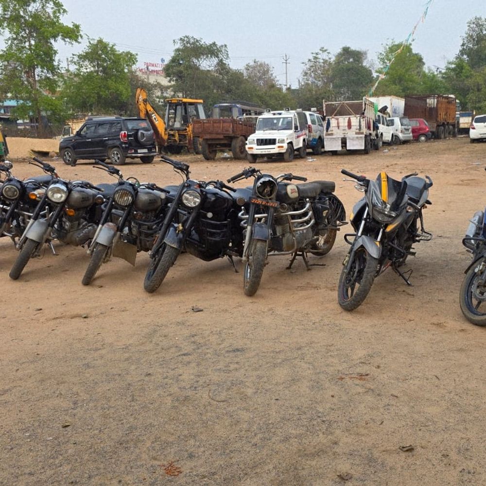 गिरिडीह में दो बाइक चोर गिरफ्तार:पूछताछ के बाद 9 चोरी की मोटरसाइकिलें बरामद, पुलिस नेटवर्क की जांच में जुटी