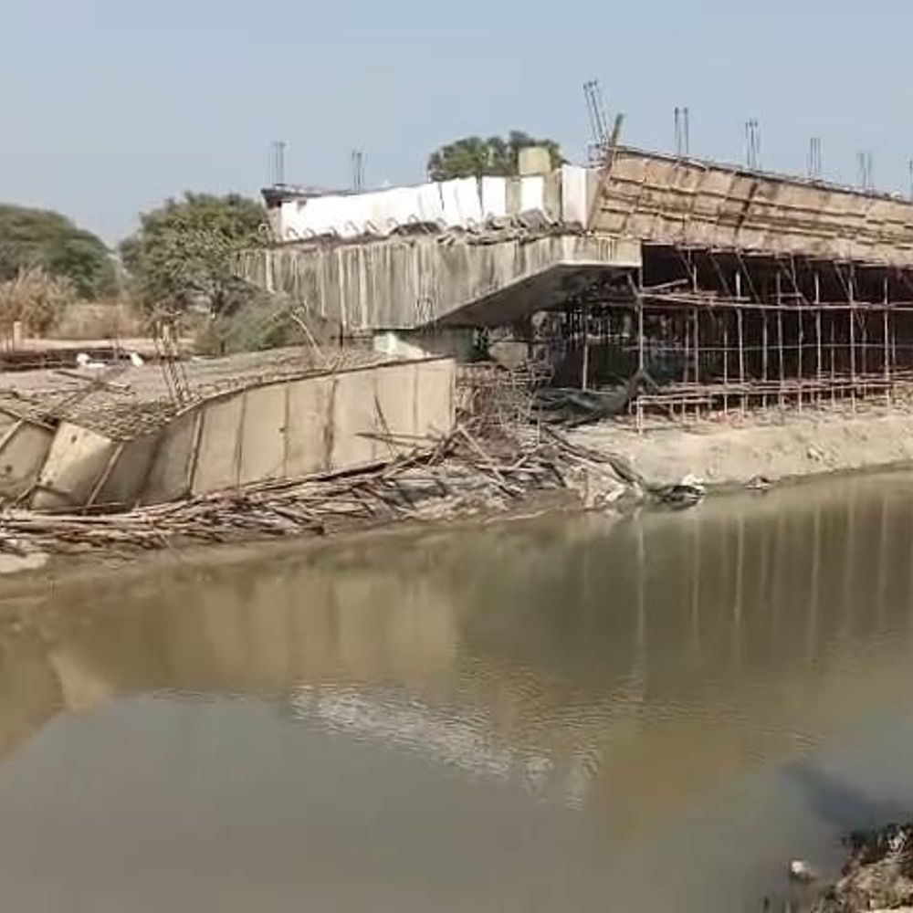 12 साल पहले सैंक्शन पुल निर्माण से पहले ढहा:गोपालगंज में इंजीनियर सस्पेंड होंगे, संवेदक भी ब्लैकलिस्ट होगा; सेंट्रिंग गिर गई, ढाई करोड़ खर्च