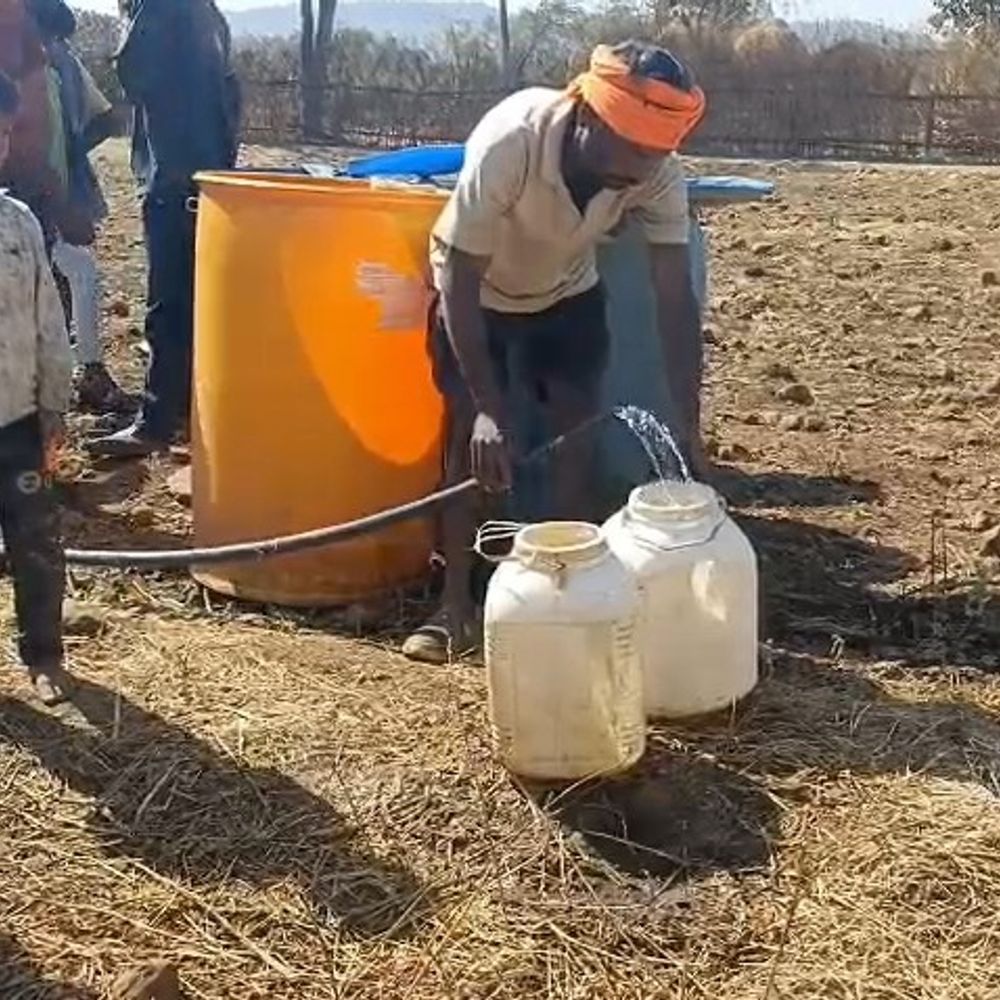 सरपंच ने खराब हैंडपंप में मोटर डालकर पानी उपलब्ध कराया:डिंडौरी में नल जल योजना के बावजूद ग्रामीण जल संकट से जूझ रहे थे