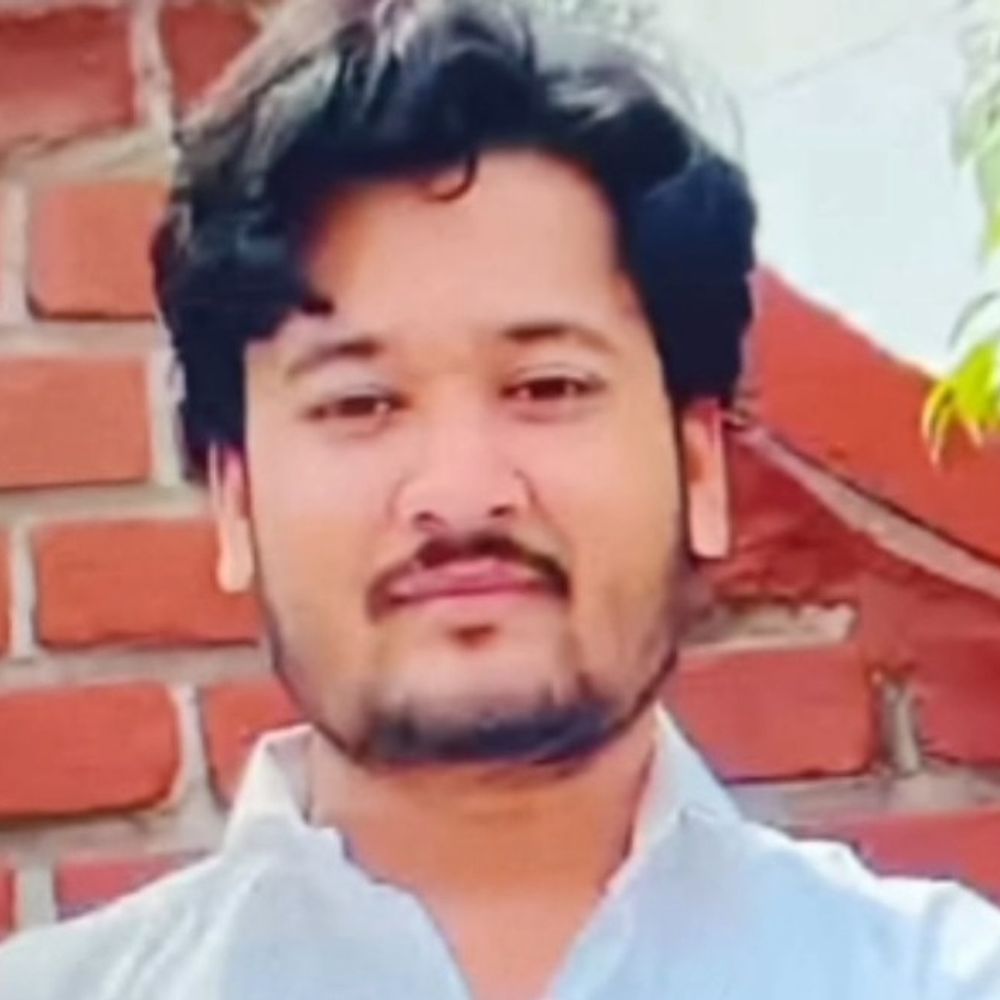 संभल के दो दोस्तों की सड़क हादसे में मौत:शादी के कार्ड बांटकर लौट रहे थे, डंपर ने बाइक को टक्कर मारी