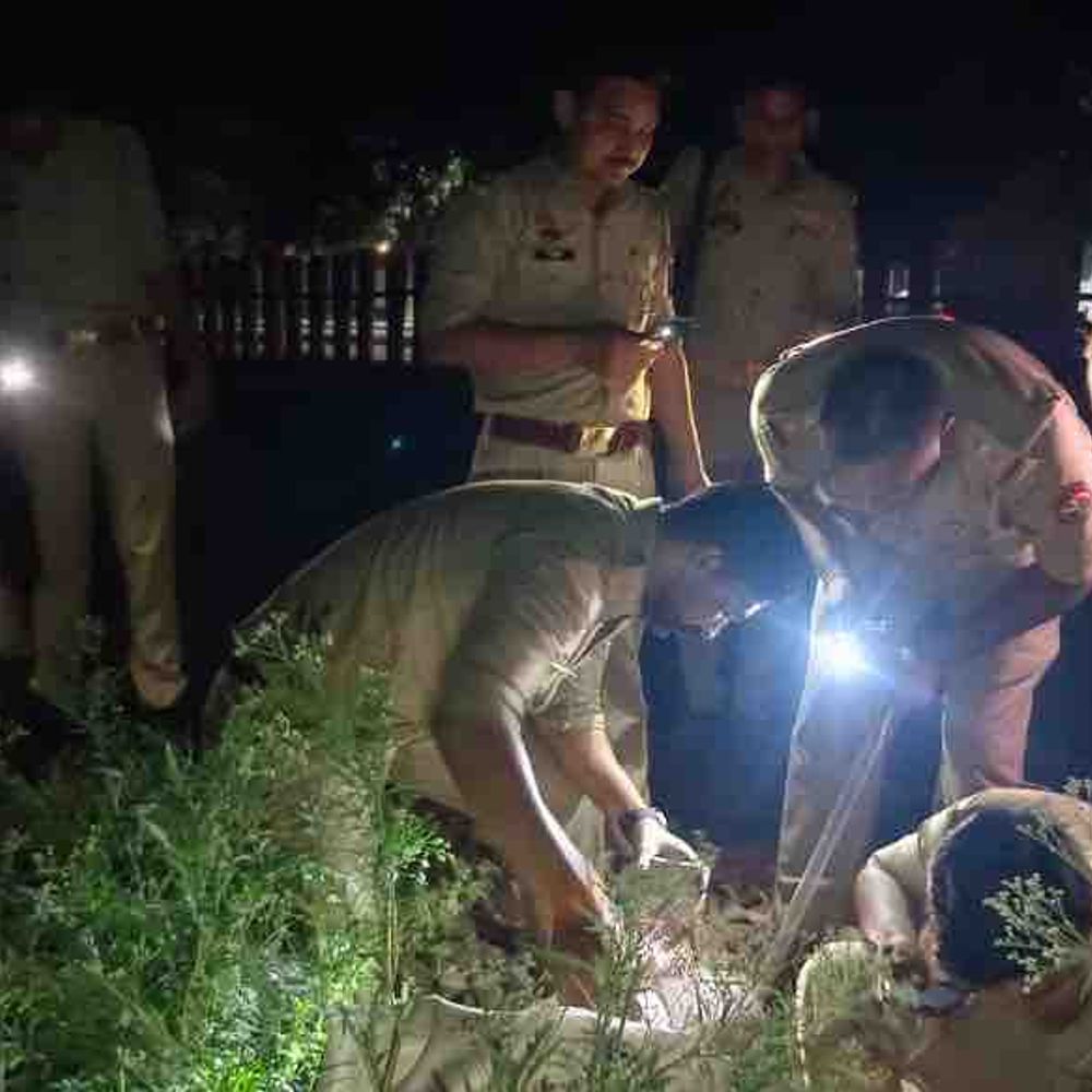 कानपुर रेलवे ट्रैक पर जला सिलेंडर मिला:आरपीएफ, दो थानों की फोर्स पहुंची; आरोपी की तलाश जारी