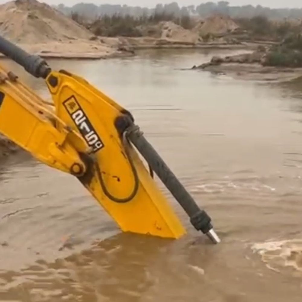 कटौना नदी घाट पर तय सीमा से अधिक बालू खनन:जमुई में संवेदक पर पहले भी लगा 17 लाख का जुर्माना