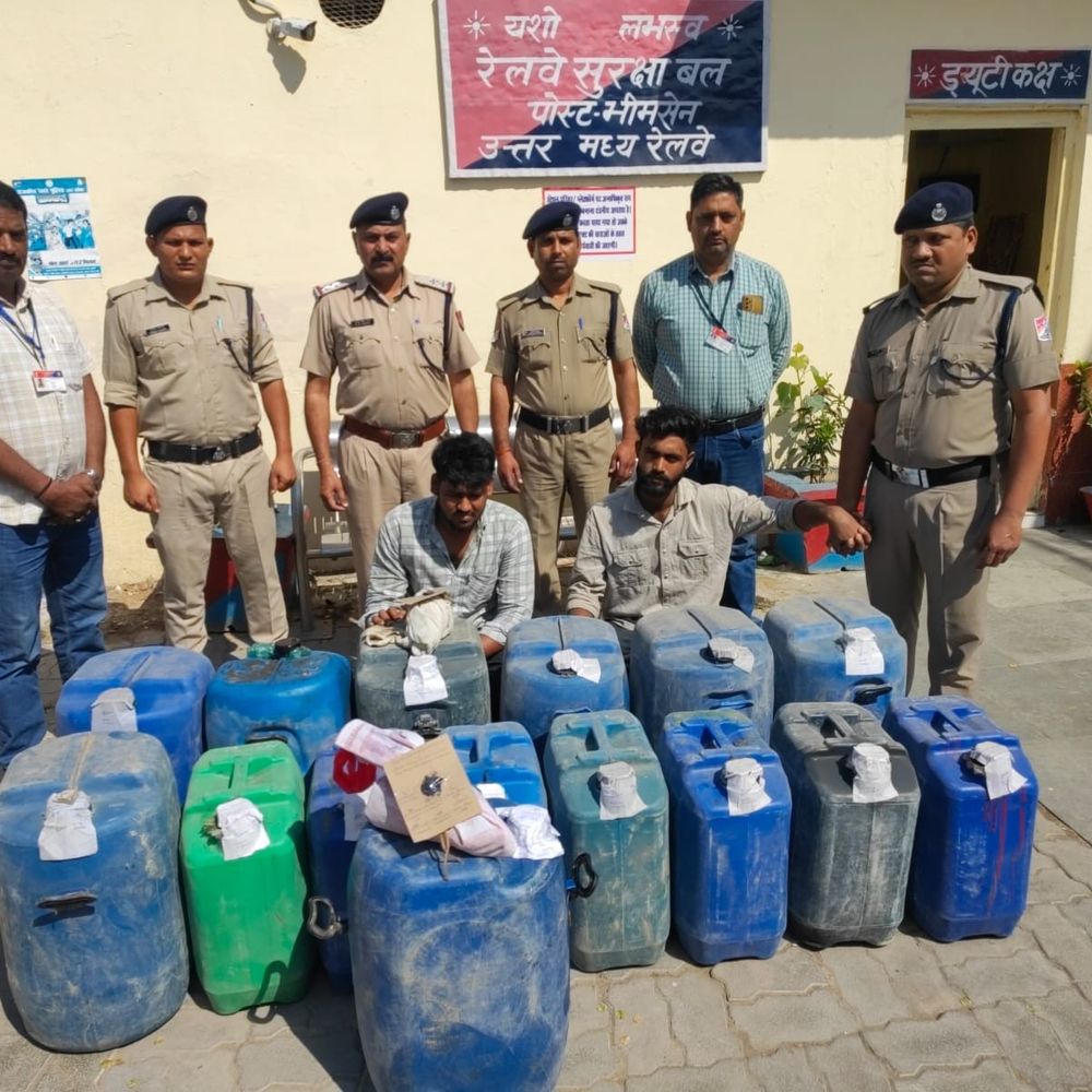 कानपुर में ट्रेनों से डीजल-पेट्रोल चोरी करते 2 आरोपी गिरफ्तार:रेलवे कंटेनर से निकालते थे ईंधन, 15 कैन डीजल-पेट्रोल बरामद