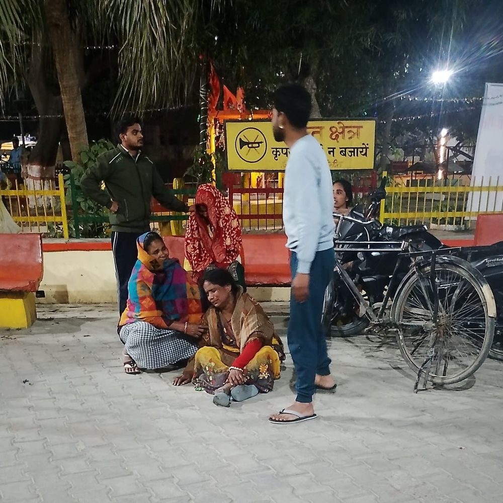 कार ने बाइक सवार को रौंदा, एक की मौत:पीलीभीत में 2 लोग घायल, 15 दिन पहले हुई थी शादी