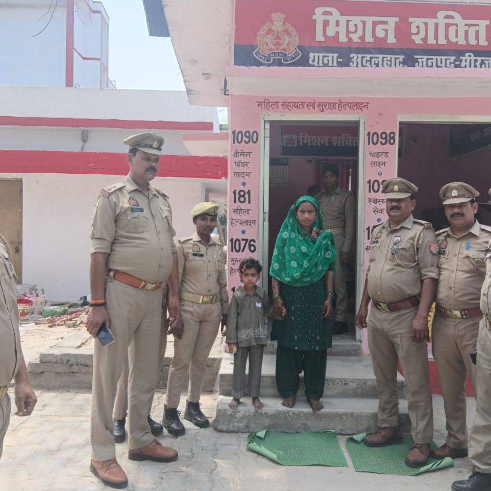 5 साल की लापता मासूस 2 घंटे में मिली:मिर्जापुर पुलिस ने परिजनों को सौंपा, ननिहाल में आई थी बच्ची