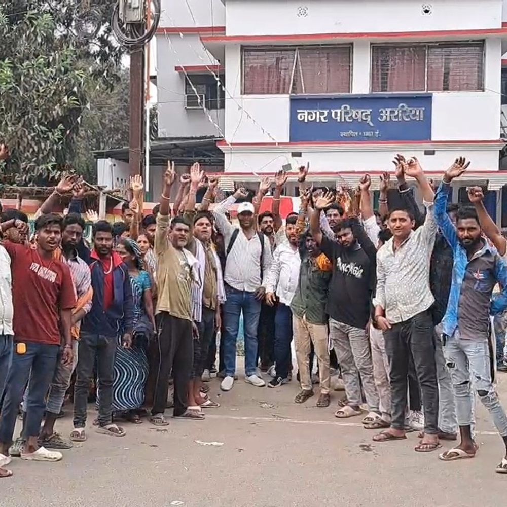 अररिया में सफाई कर्मियों की हड़ताल शुरू:आउटसोर्सिंग के विरोध में शहर में कचरा उठाव ठप