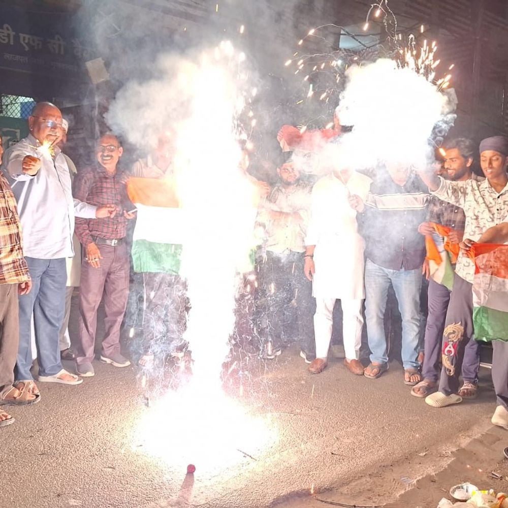 टी-20 वर्ल्ड कप जीत पर मुरादाबाद में जश्न:सड़कों पर उतरे लोग, मिठाइयां बांटीं; तिरंगा लहराकर लगाए ‘भारत माता की जय’ के नारे