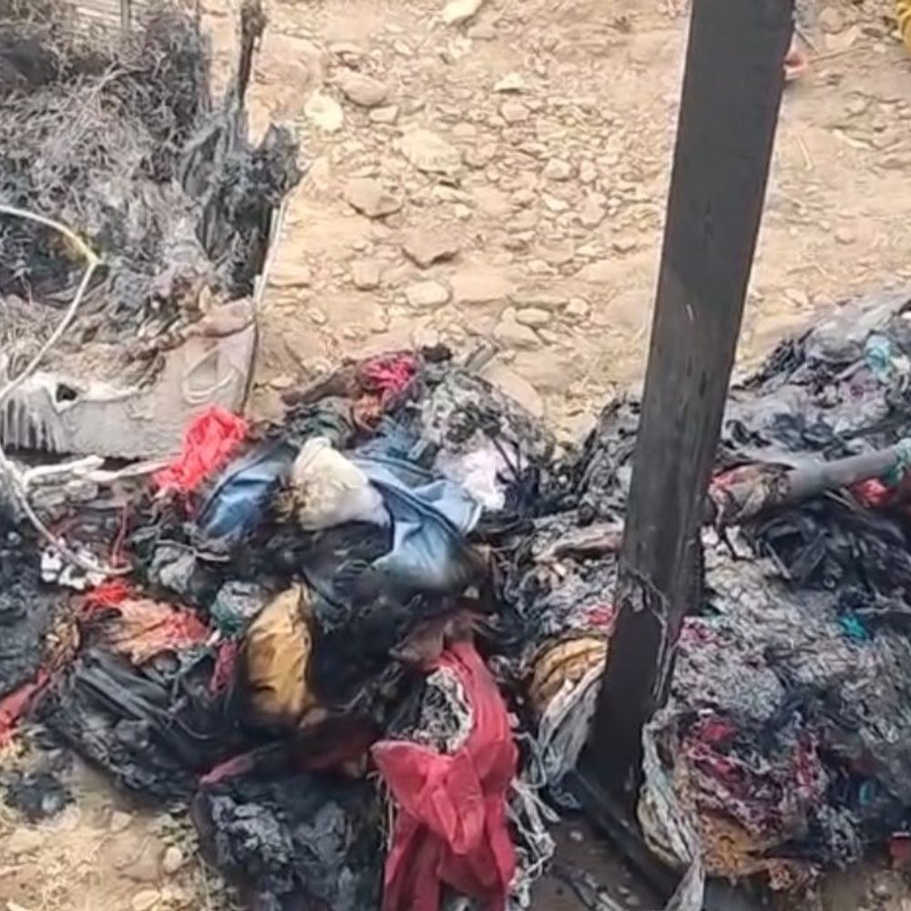 जमशेदपुर में शॉर्ट सर्किट से लगी आग:शादी के उपहार समेत लाखों की संपत्ति खाक, स्थानीय लोगों की मदद से पाया गया काबू