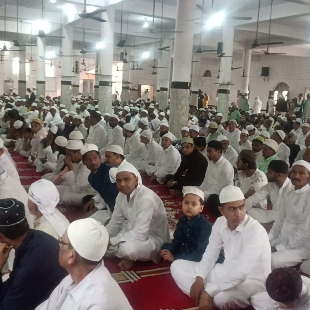 जमुई में बारिश के बीच ईद की नमाज अदा:चौक-चौराहों पर प्रशासन अलर्ट, एक-दूसरे से गले मिलकर ईद की दी मुबारकबाद