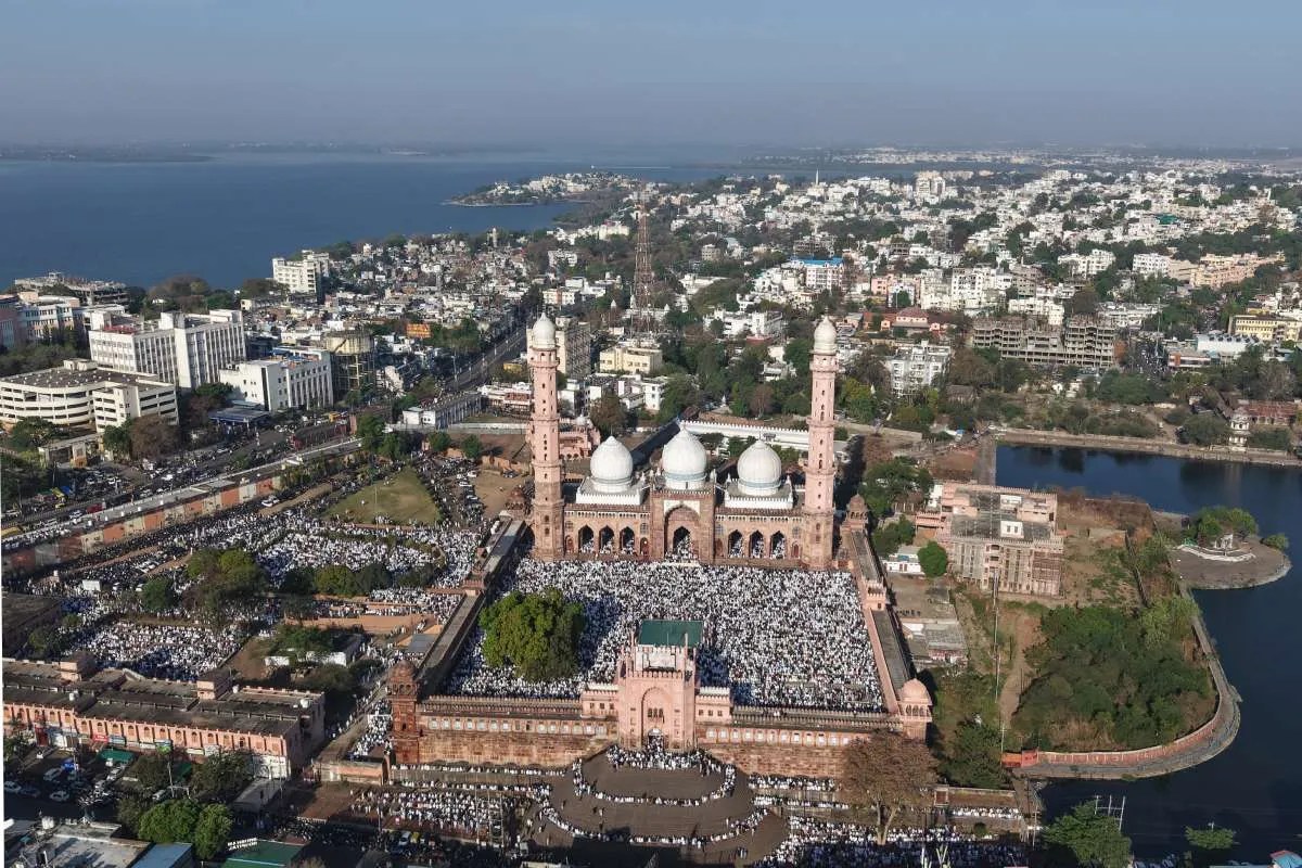 ईदगाह से ताजुल मसाजिद तक उमड़ी नमाजियों की भीड़ देखें photos