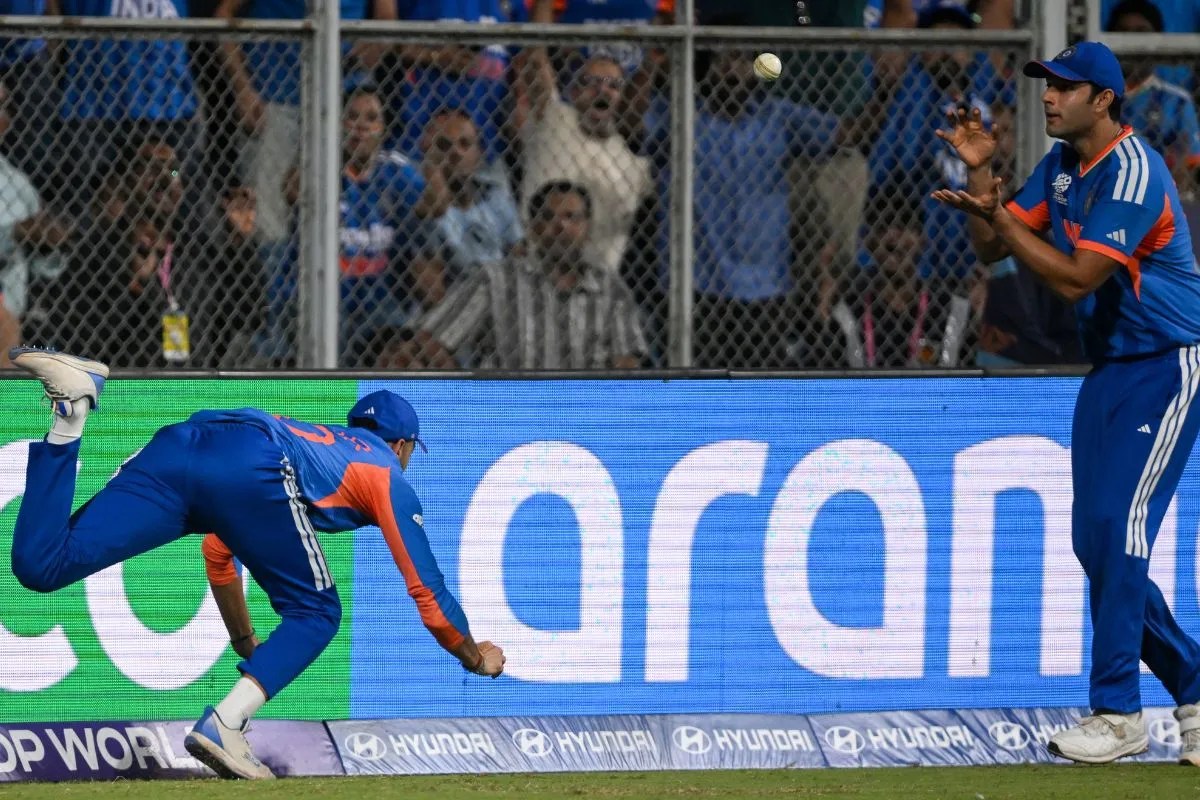 जब अक्षर के कैच छोड़ने पर धोनी ने उन्हें गुस्से में घूरा था, आज उसी खिलाड़ी की फील्डिंग देख दुनिया है हैरान!