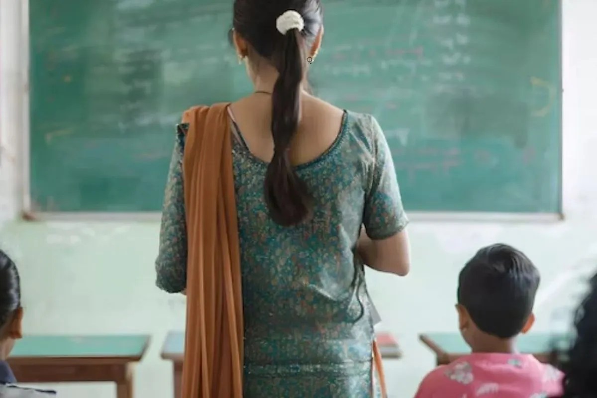 नौकरी छोड़ने के बाद भी नहीं छोड़ा पीछा, सैलरी देने के बहाने टीचर को मिलने बुलाया, फिर करने लगा छेड़छाड़