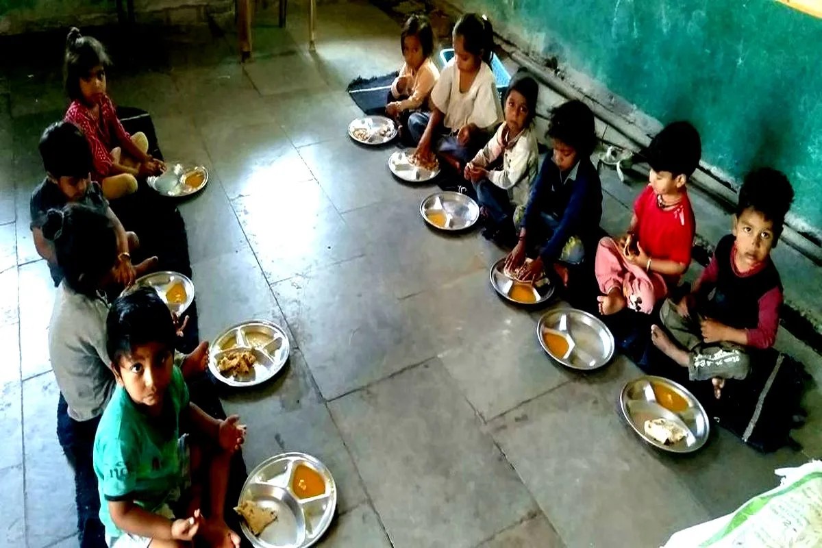 #Ratlam में आंगनबाड़ी केंद्रों के निरीक्षण करने पर पता चला बच्चों को नहीं मिल रहा ताजा पका भोजन